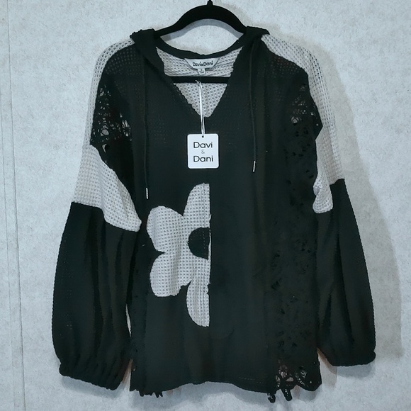 NEW! Davi & Dani Hoodie Oversized Knit Top with Flower Patch & Lace Sz’s L-M-S - Picture 8 of 12